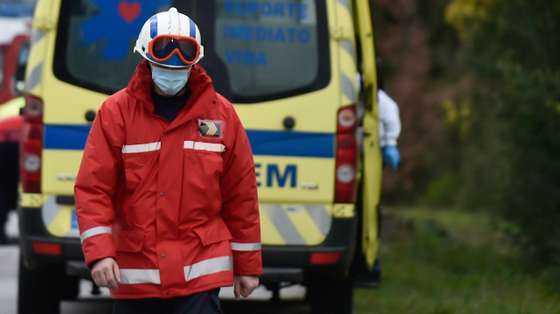Bombeiros no local onde ocorreu um incêndio esta tarde numa casa em Vale de Madeiros, no concelho de Nelas, seguido de explosões, e que provocou vários feridos, Viseu, 16 de fevereiro de 2022. NUNO ANDRÉ FERREIRA/LUSA