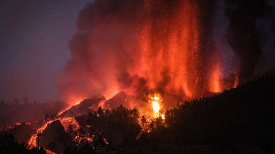 Mount Cumbre Vieja erupts in El Paso