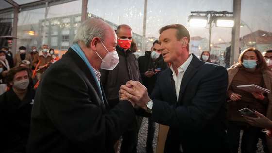 ELEIÇOES LEGISLATIVAS: Rui Rio, lider do Partido Social Democrata (PSD), inicia a sessão de esclarecimentos em Aveiro, com o cantor Emanuel. As eleições legislativas realizam-se no próximo dia 30 de Janeiro. 22 de Janeiro de 2022, Aveiro TOMÁS SILVA/OBSERVADOR