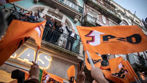 ELEIÇOES LEGISLATIVAS: Rui Rio, lider do Partido Social Democrata (PSD), desce a Rua de Santa Catarina no Porto acompanhado de centenas de apoiantes do partido. As eleições legislativas realizam-se no próximo dia 30 de Janeiro. 27 de Janeiro de 2022, Porto TOMÁS SILVA/OBSERVADOR
