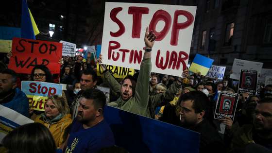 Manifestação junto à embaixada da Rússia em Lisboa, que juntou várias centenas de pessoas depois do ataque declarado por Putin contra a Ucrânia. Lisboa, 24 de Fevereiro de 2022. FILIPE AMORIM/OBSERVADOR