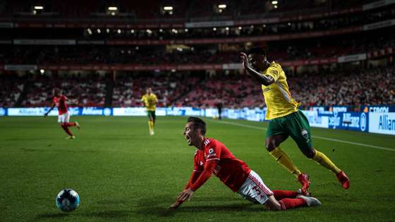 Alex Grimaldo durante o jogo entre o Sport Lisboa e Benfica e o Futebol Clube Paços de Ferreira no estádio da Luz, a contar para a 4ª eliminatória da Taça de Portugal 2021/22. Lisboa, 19 de Novembro de 2021. FILIPE AMORIM/OBSERVADOR