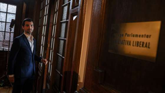 Primeiro dia dos deputados da XV Legislatura na Assembleia da República. Os deputados fazem a sua inscrição no sistema. Bernardo Blanco, deputado da Iniciativa Liberal Lisboa, 29 de Março de 2022. FILIPE AMORIM/OBSERVADOR