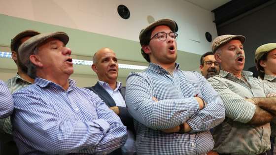 O secretário-geral do Partido Comunista Português (PCP), Paulo Raimundo (2E), canta com o grupo de cante alentejano de Arraiolos: "Os chegam às tantas", durante um jantar-comício da CDU em Arraiolos, 01 de março de 2024. NUNO VEIGA/LUSA