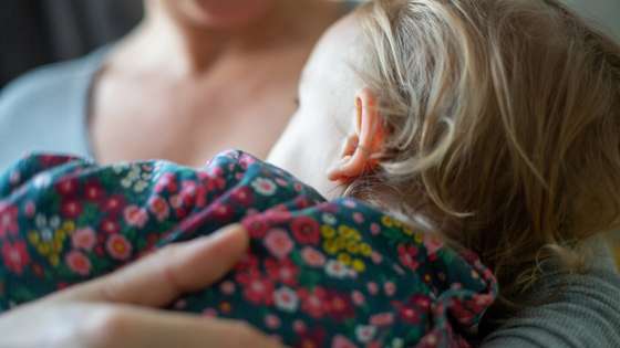 Mãe a amamentar a filha