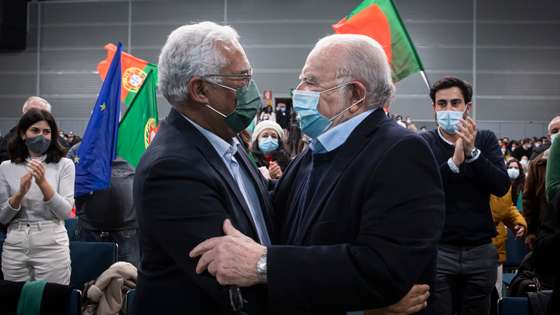 Campanhas para as eleições legislativas de 2022: Grande comício no pavilhão Carlos Lopes, em Lisboa, do Partido Socialista, António Costa, secretário-geral do PS e candidato a primeiro-ministro. As eleições legislativas realizam-se no próximo dia 30 de janeiro de 2022. Intervenção de Manuel Alegre. Lisboa, 27 de janeiro de 2022. JOÃO PORFÍRIO/OBSERVADOR