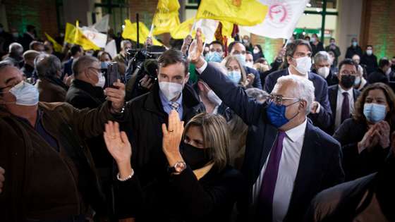 Campanhas para as eleições legislativas de 2022: Ação de campanha arruada, de António Costa, candidato pelo PS a primeiro-ministro, num comício em Santarém. As eleições legislativas realizam-se no próximo dia 30 de janeiro de 2022. Santarém, 20 de janeiro de 2022. JOÃO PORFÍRIO/OBSERVADOR