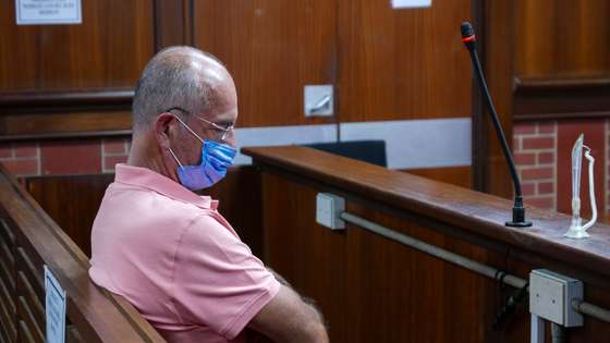 O ex-banqueiro João Rendeiro no Tribunal de Verulam, onde esteve presente perante um juiz pela primeira vez desde que foi detido no sábado, nos subúrbios de Durban, África do Sul, 13 de dezembro de 2021. João Rendeiro foi preso no sábado, num hotel em Durban, na província sul-africana do KwaZulu-Natal, numa operação que resultou da cooperação entre as polícias portuguesa, angolana e sul-africana. LUÍS MIGUEL FONSECA/LUSA
