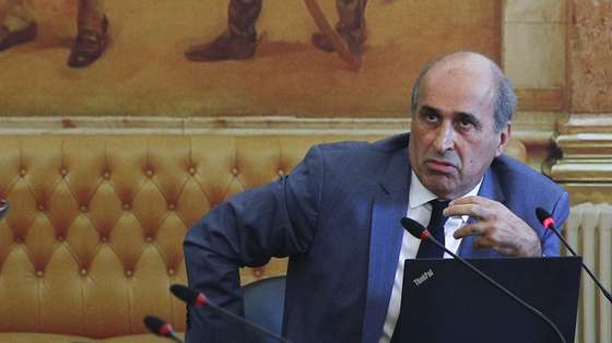 O deputado socialista e relator da  Comissão Eventual de Inquérito Parlamentar às perdas registadas pelo Novo Banco e imputadas ao Fundo de Resolução, Fernando Anastácio (C), acompanhado pelo presidente da Comissão, Fernando Negrão (D), durante a apresentação do relatório da referida comissão na Assembleia da República, em Lisboa, 20 de julho de 2021. ANTÓNIO COTRIM/LUSA
