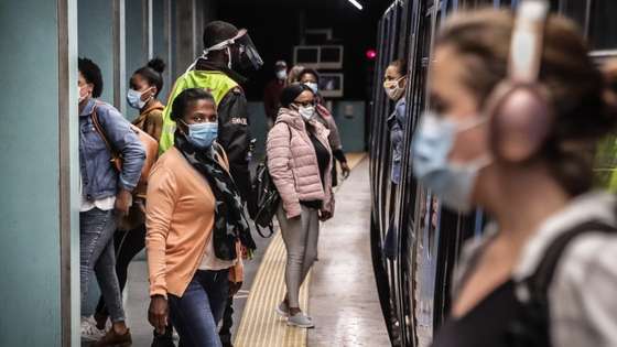 Pessoas no metro de Lisboa
