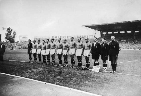 The Italian football team with their coach Vittorio Pozzo before the World Cup final against Hungary at the Stade Olympique de Colombes, Paris. The Italians won the match 4-2. (Photo by Keystone/Hulton Archive/Getty Images)