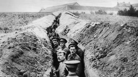 28th October 1914:  British soldiers lined up in a narrow trench during World War I.  (Photo by Hulton Archive/Getty Images)