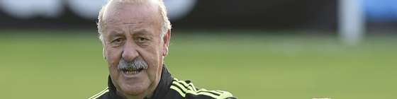 Spain's coach Vicente Del Bosque gives instructions during a training session on June 9, 2014, at CT do Caju in Curitiba prior to the start of the 2014 FIFA World Cup.  AFP PHOTO/ LLUIS GENE