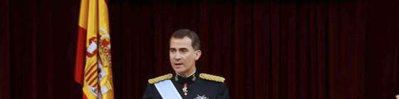 Spain's King Felipe VI speaks as Spain's Queen Letizia, Spanish Crown Princess of Asturias Leonor and Spanish Princess Sofia look on at the Congress of Deputies, Spain's lower House in Madrid on June 19, 2014 during a swearing in ceremony of Spain's new King before both houses of parliament. Spain's King Felipe VI begins a new reign today already facing a threat to the unity of his kingdom as the northeastern region of Catalonia fights to hold an independence referendum on November 9. AFP PHOTO / POOL/ PACO CAMPOS