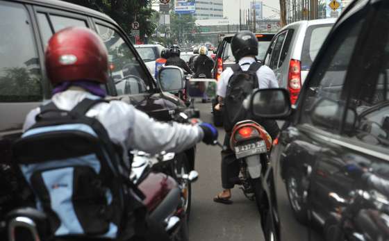 TO GO WITH AFP STORY by Jerome RIVET Motorists sit stuck in the morning gridlock at one of Jakarta's main roads on September 22, 2010. It has been the economic heartbeat of the world's fourth most populous country for almost 500 years, but Jakarta's days as Indonesia's capital could be numbered, as the traffic- and garbage-choked city along the northwest Java coast has been pushed to breaking point as its population surges above 12 million and its foundations sink under the weight of rampant development. A World Bank study has found that by 2025 the sea could by lapping at the gates of the presidential palace in the centre of the the former spice capital, known until 1942 as Batavia, and this could explain why President Susilo Bambang Yudhoyono recently revived a radical plan to shift the capital to a new location.  AFP PHOTO /  Bay ISMOYO (Photo credit should read BAY ISMOYO/AFP/Getty Images)