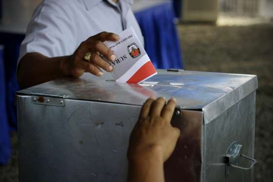 JAKARTA, INDONESIA - JULY 08: A voter casts his ballot as Indonesians go to the polls to vote in Indonesia's Presidential Elections on July 8, 2009 in Cikeas, Indonesia. Indonesia's Presidential elections will elect the new President and Vice President of Indonesia for the 2009-2014 period.  Incumbent Yudhoyono is expected to win this election and his second term. (Photo by Ulet Ifansasti/Getty Images)