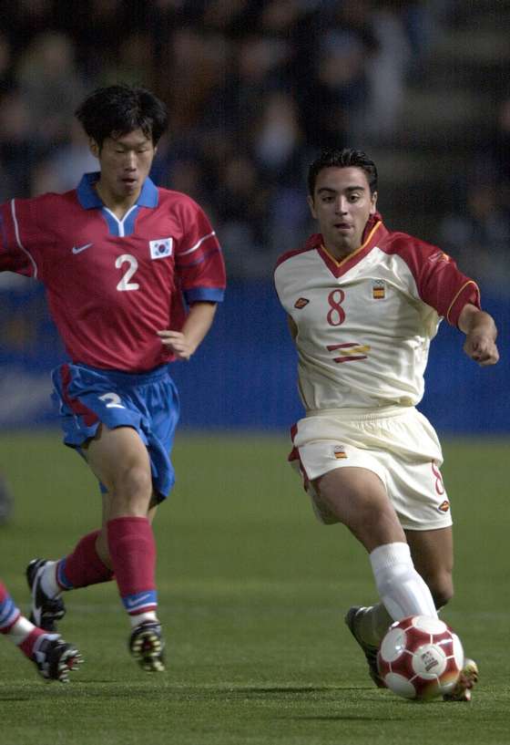 14 Sep 2000:  Park Ji Sung #2 for Korea chases down Xavi #8 for Spain during the Mens Prelimanary Olympic Soccer match between Spain and Korea at the Hindmarsh Stadium, Adelaide, Australia. Spain defeated Korea 3-0.    DIGITAL IMAGE. Mandatory Credit: Robert Cianflone/ALLSPORT