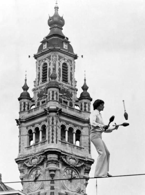 Photo datÃ©e du 30 septembre 1974 du funambule Philippe Petit Ã©voluant devant le beffroi de la Chambre de commerce, place de Gaulle, Ã  Lille. A picture taken on September 30, 1974 shows highwire artist Philippe Petit walking and  jungling by the Belfry of the Chamber of Commerce. AFP PHOTO        (Photo credit should read STF/AFP/Getty Images)