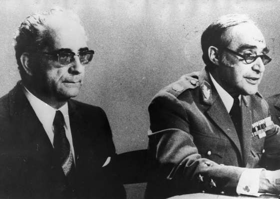 Depois do 28 de Setembro de 1974, Sp&Atilde;&shy;nola &Atilde;&copy; obrigado a passar o poder a Costa Gomes