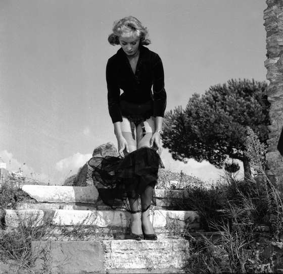 1955:  Italian film actress Sophia Loren on location at Ostia Antica for the filming of 'La Fortuna di Essere Donna'.  (Photo by Enzo Graffeo/BIPs/Getty Images)