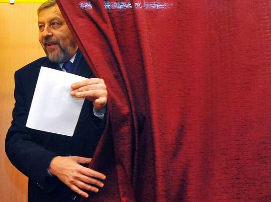 Andrei Sannikov, candidato presidencial em 2010, depois de votar. Belarusian presidential candidate Andrei Sannikov holds his ballot as he leaves a booth during the presidential election in Minsk on December 19, 2010. Belarus went to the polls on December 19 in presidential elections expected to hand a fourth term to its unpredictable strongman Alexander Lukashenko, extending his grip on power for another five years. Lukashenko, who has been at the helm of this poor ex-Soviet state for the past 16 years, is running against an array of nine opposition candidates.    AFP PHOTO / MAKSIM MALINOUSKI (Photo credit should read MAKSIM MALINOUSKI/AFP/Getty Images)