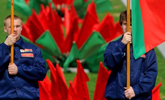 Membros da BRSM num desfile do 1Âº de maio, em Minsk. (VIKTOR DRACHEV/AFP/Getty Images)