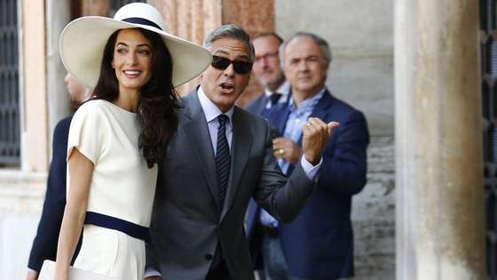 VERTICAL|COUPLE|ACTOR|LAWYER|FULL-LENGTH|CEREMONY|WEDDING|HAT|CI, WEDDING|HAND, IN, HAND|ATTITUDE|WIFE, 