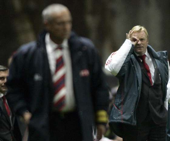 Braga, PORTUGAL:  SL Benfica's coach, Dutch Ronald Koeman (R) gestures during a Portuguese Super League football match against SC Braga at Municipal Stadium in Braga, northern Portugal, 19 November 2005. AFP PHOTO / Miguel RIOPA  (Photo credit should read MIGUEL RIOPA/AFP/Getty Images)