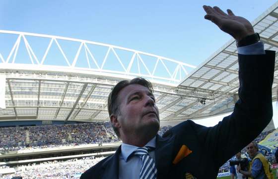 Porto, PORTUGAL:  FC Porto's coach Dutch Co Adriaanse salutes to supporters before their Portuguese super league football match against Vitoria SC at Dragao Stadium in Porto, northern Portugal, 30 April 2006. FC Porto won the match 3-1 and is the winner of the Portuguese premier league 2005-06 championship. AFP PHOTO / Miguel RIOPA  (Photo credit should read MIGUEL RIOPA/AFP/Getty Images)