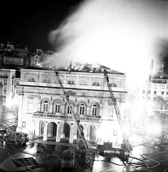 O Dona Maria a arder - fotografia Di&Atilde;&iexcl;rio de Not&Atilde;&shy;cias