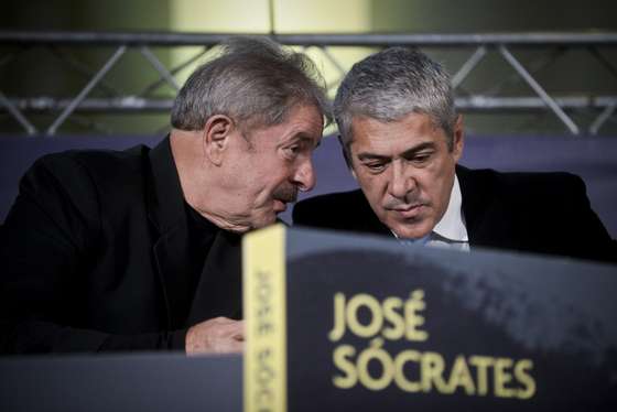 Former Portuguese Prime Minister Jose Socrates (R) speaks to former Brazilian President Lula da Silva (L) during the presentation of his book "Trust in the World, About Torture in Democracy", in Lisbon on October 23, 2013. AFP PHOTO/ PATRICIA DE MELO MOREIRA (Photo credit should read PATRICIA DE MELO MOREIRA/AFP/Getty Images)
