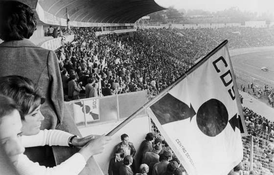 Em Outubro de 1975 o CDS j&Atilde;&iexcl; consegue realizar um grande com&Atilde;&shy;cio no Porto