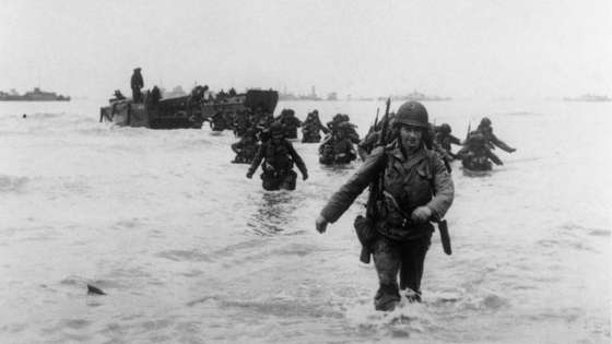 Des renforts am&Atilde;&copy;ricains de la 4&Atilde;&uml;me division d'infanterie ("Famous fourth") d&Atilde;&copy;barquent &Atilde;&nbsp; Utah Beach, sur la c&Atilde;&acute;te normande, le 06 juin 1944, lors du d&Atilde;&copy;barquement alli&Atilde;&copy; en Normandie durant la seconde guerre mondiale. American troops of the 4th Infantery Division ("Famous Fourth") land on Utah Beach 06 June 1944 while Allied forces storm the Normandy beaches on D-Day. D-Day, 06 June 1944 is still one of the world's most gut-wrenching and consequential battles, as the Allied landing in Normandy led to the liberation of France which marked the turning point in the Western theater of World War II. AFP PHOTO / IWM (Photo credit should read STF/AFP/Getty Images)