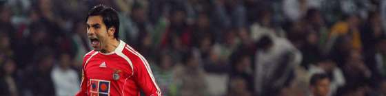 Lisbon, PORTUGAL:  Benfica's Ricardo Rocha (L) celebrates his opening goal against Sporting during their Portuguese Liga football match at Alvalade XXI Stadium in Lisbon, 01 December 2006. AFP PHOTO/ FRANCISCO LEONG  (Photo credit should read FRANCISCO LEONG/AFP/Getty Images)