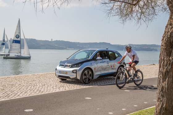 Jorge CristÃ³vÃ£o em cima da bicicleta e ao lado do carro que o acompanharÃ¡ atÃ© Baku. Foto: ComitÃ© OlÃ­mpico de Portugal