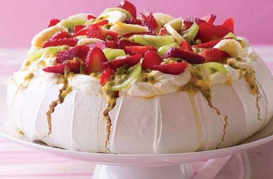 Esta pavlova - uma bomba de suspiros, natas e fruta - chega para dez pessoas e Ã© sua se contribuir com 20â‚¬.