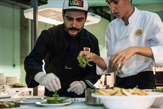 FaÃ§a chuva ou faÃ§a sol, haja atum ou bifana, Daniel nÃ£o dispensa o bonÃ© e o bigode.