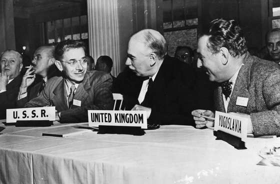 The English economist John Maynard Keynes, (1883 - 1946), 1st Baron Keynes, (centre), at the UN  International Monetary Conference - he played a leading role in the formulation of the Bretton Woods agreements.  He was also instrumental in the establishment of the International Monetary Fund.   (Photo by Hulton Archive/Getty Images)