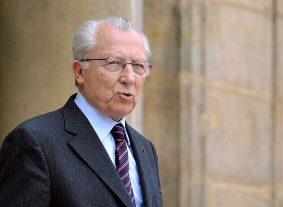 Former European Commission president Jacques Delors leaves Elysee Palace in Paris on May 19, 2008 following a meeting with French President Nicolas Sarkozy about the French EU presidency which begins on July 1, 2008. AFP PHOTO ERIC FEFERBERG        (Photo credit should read ERIC FEFERBERG/AFP/Getty Images)