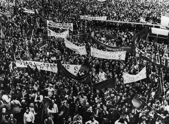 Communist-led Portuguese construction workers converge on the Sao Bento Palace in Lisbon, refusing to let Prime Minister Jose Pinheiro de Azevedo and his cabinet leave until their demands for increased pay are met, 13th November 1975. (Photo by Keystone/Hulton Archive/Getty Images)