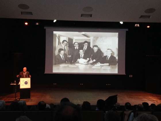 Eduardo Arantes e Oliveira, ex-secretÃ¡rio de Estado da InvestigaÃ§Ã£o CientÃ­fica, durante o discurso de homenagem a Mariano Gago. Ao fundo a fotografia da assinatura do acordo de adesÃ£o ao CERN com Jaime Gama, na altura ministro dos NegÃ³cios Estrangeiros - D.R.