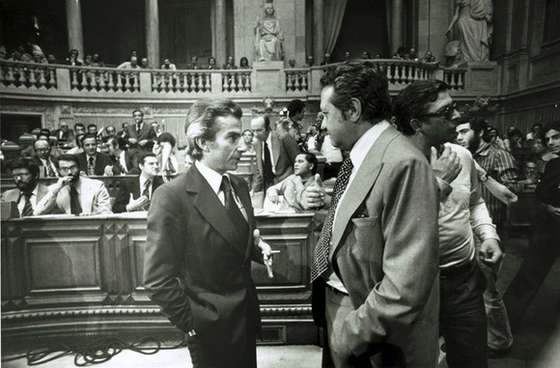 26. S&Atilde;&iexcl; Carneiro e Soares &Atilde;&nbsp; conversa no parlamento. E um cigarro &Atilde;&nbsp; espera nas m&Atilde;&pound;os do l&Atilde;&shy;der do PPD.