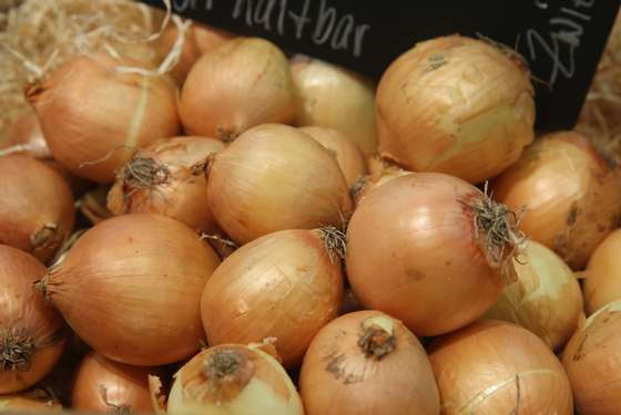 BERLIN, GERMANY - SEPTEMBER 05:  Organic onions lie on display among fruits and vegetables at the Liebherr stand at the 2014 IFA home electronics and appliances trade fair on September 5, 2014 in Berlin, Germany. Liebherr was promoting its BioFresh refrigeration technology.  (Photo by Sean Gallup/Getty Images)