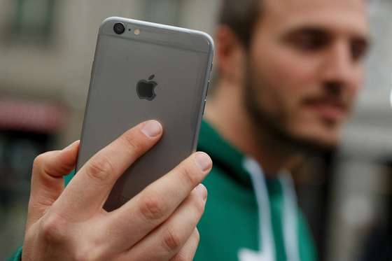 MADRID, SPAIN - SEPTEMBER 26: A man shows his new iPhone outside Puerta del Sol Apple Store as Apple launches iPhone 6 and iPhone 6 Plus on September 26, 2014 in Madrid, Spain. Customers started to queue 20 hours prior to the opening of the store for the launch of Apple's new smartphones. (Photo by Pablo Blazquez Dominguez/Getty Images)