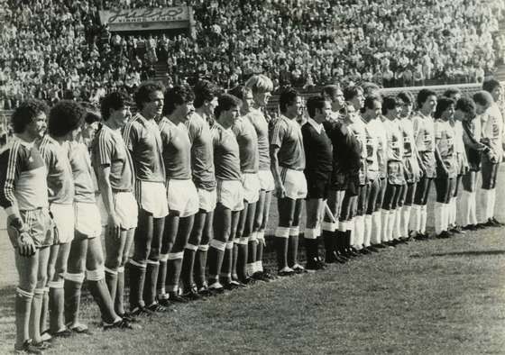 TACA83001 GNJNTACA1983001s TAÃ‡A DE PORTUGAL, 1983, final entre FC Porto e o Benfica, EstÃ¡dio das Antas, Equipas alinhadas antes do jogo.   Â© Proibido o uso editorial sem autorizaÃ§Ã£o da Global NotÃ­cias.  Esta fotografia nÃ£o pode ser reproduzida por qualquer forma ou quaisquer meios electrÃ³nicos, mecÃ¢nicos ou outros, incluindo fotocÃ³pia, gravaÃ§Ã£o magnÃ©tica ou qualquer processo de armazenamento  ou sistema de recuperaÃ§Ã£o de informaÃ§Ã£o, sem prÃ©via autorizaÃ§Ã£o escrita da Global NotÃ­cias.