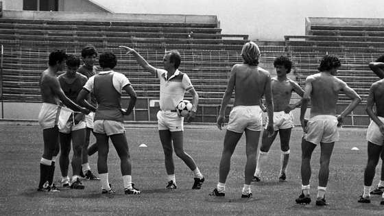 Treino do Benfica no est&Atilde;&iexcl;dio da Luz de prepara&Atilde;&sect;&Atilde;&pound;o para o jogo da final do torneio cidade de Lisboa frente ao Sporting. Palestra do treinador Sven-Goran Eriksson. Arquivo DN   &Acirc;&copy; Proibido o uso editorial sem autoriza&Atilde;&sect;&Atilde;&pound;o da Global Not&Atilde;&shy;cias.Esta fotografia n&Atilde;&pound;o pode ser reproduzida por qualquer forma ou quaisquer meios electr&Atilde;&sup3;nicos, mec&Atilde;&cent;nicos ou outros, incluindo fotoc&Atilde;&sup3;pia, grava&Atilde;&sect;&Atilde;&pound;o magn&Atilde;&copy;tica ou qualquer processo de armazenamento ou sistema de recupera&Atilde;&sect;&Atilde;&pound;o de informa&Atilde;&sect;&Atilde;&pound;o, sem pr&Atilde;&copy;via autoriza&Atilde;&sect;&Atilde;&pound;o escrita da Global Not&Atilde;&shy;cias.