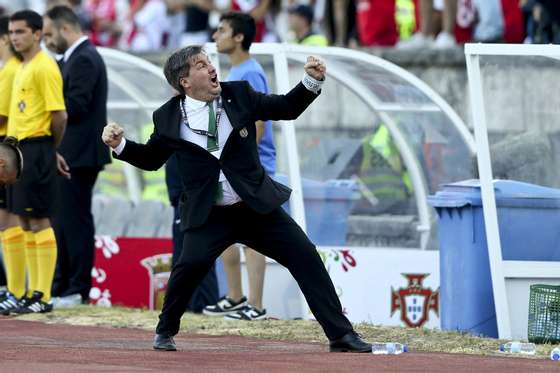 Sporting CP President Bruno de Carvalho reacts after his team scored the second goal Against SC Braga during the Portuguese Cup Final match at Jamor Stadium in Oeiras, outskirts of Lisbon, Portugal, 31 May 2015. MIGUEL A. LOPES/LUSA