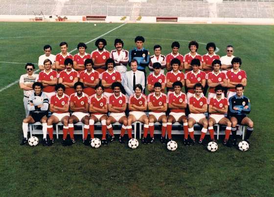 Padinha Ã© o quarto na fila de cima, a contar da esquerda para a direita. Jogou no Benfica desde os 15 anos.