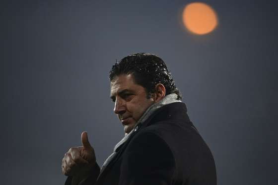 Vitoria's coach Rui Vitoria gives the thumbs up moments before the Portuguese league football match Estoril vs Vitoria SC at Antonio Coimbra da Mota stadium in Estoril, outskirts of Lisbon on December 20, 2014. AFP PHOTO/ PATRICIA DE MELO MOREIRA        (Photo credit should read PATRICIA DE MELO MOREIRA/AFP/Getty Images)