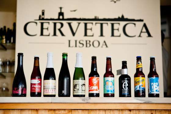 Lisboa , 29/07/2014 - Cerveteca Lisboa, Bar de cerveja artesanal, na Pra&Atilde;&sect;a das Flores. (Gon&Atilde;&sect;alo Villaverde / Global Imagens)